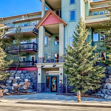 Canmore Mountain View Loft Apartment Heated Outdoor Pool ภายนอก รูปภาพ