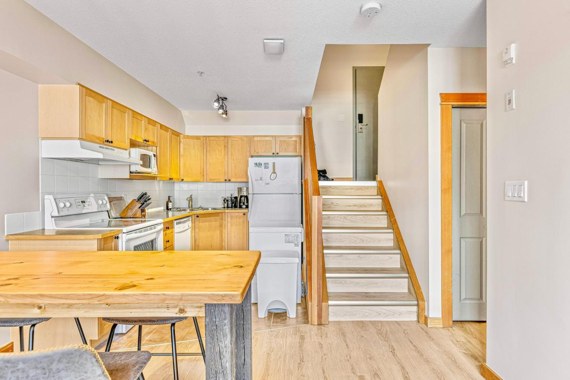 Canmore Mountain View Loft Apartment Heated Outdoor Pool ภายนอก รูปภาพ