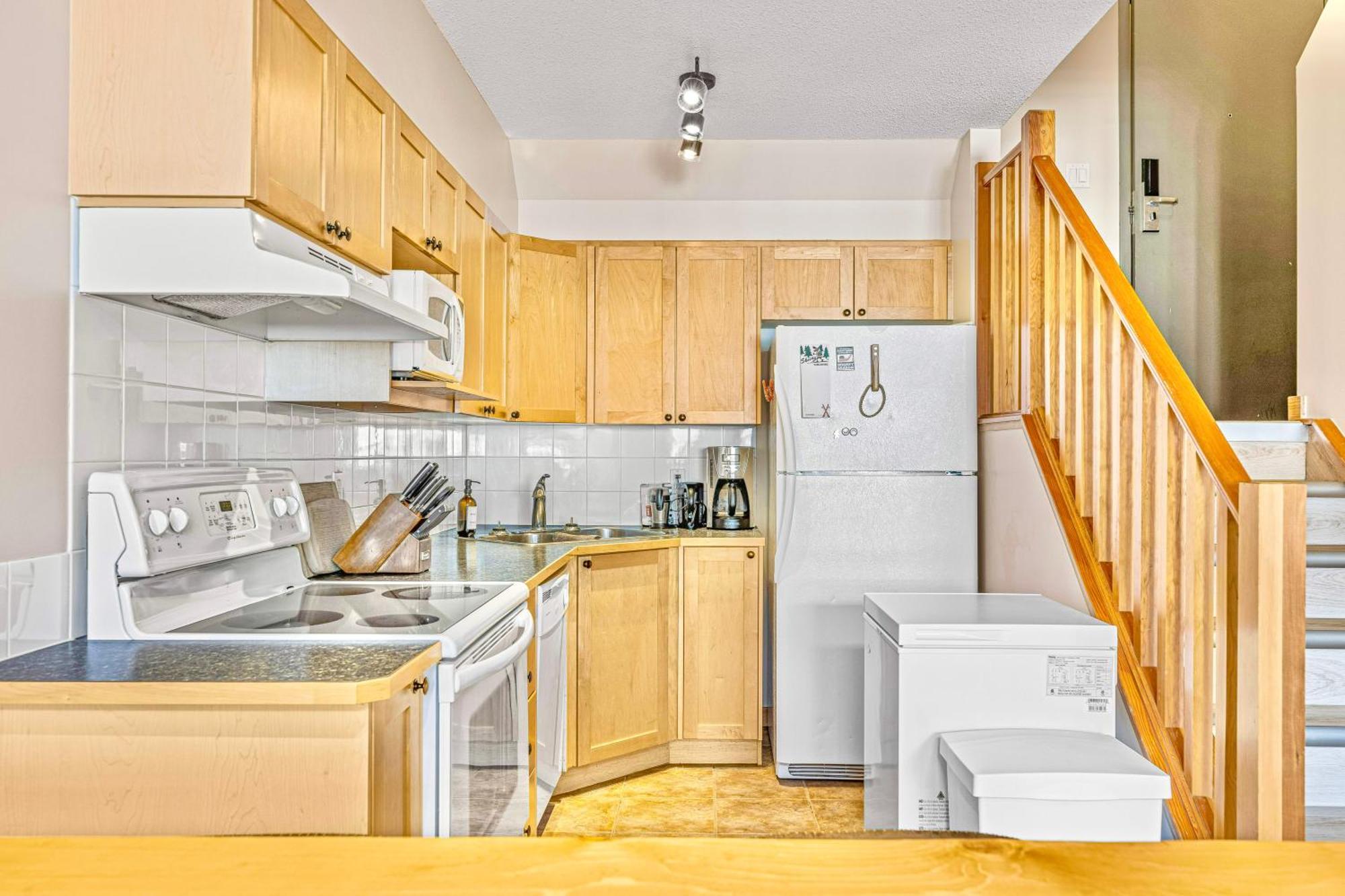 Canmore Mountain View Loft Apartment Heated Outdoor Pool ภายนอก รูปภาพ
