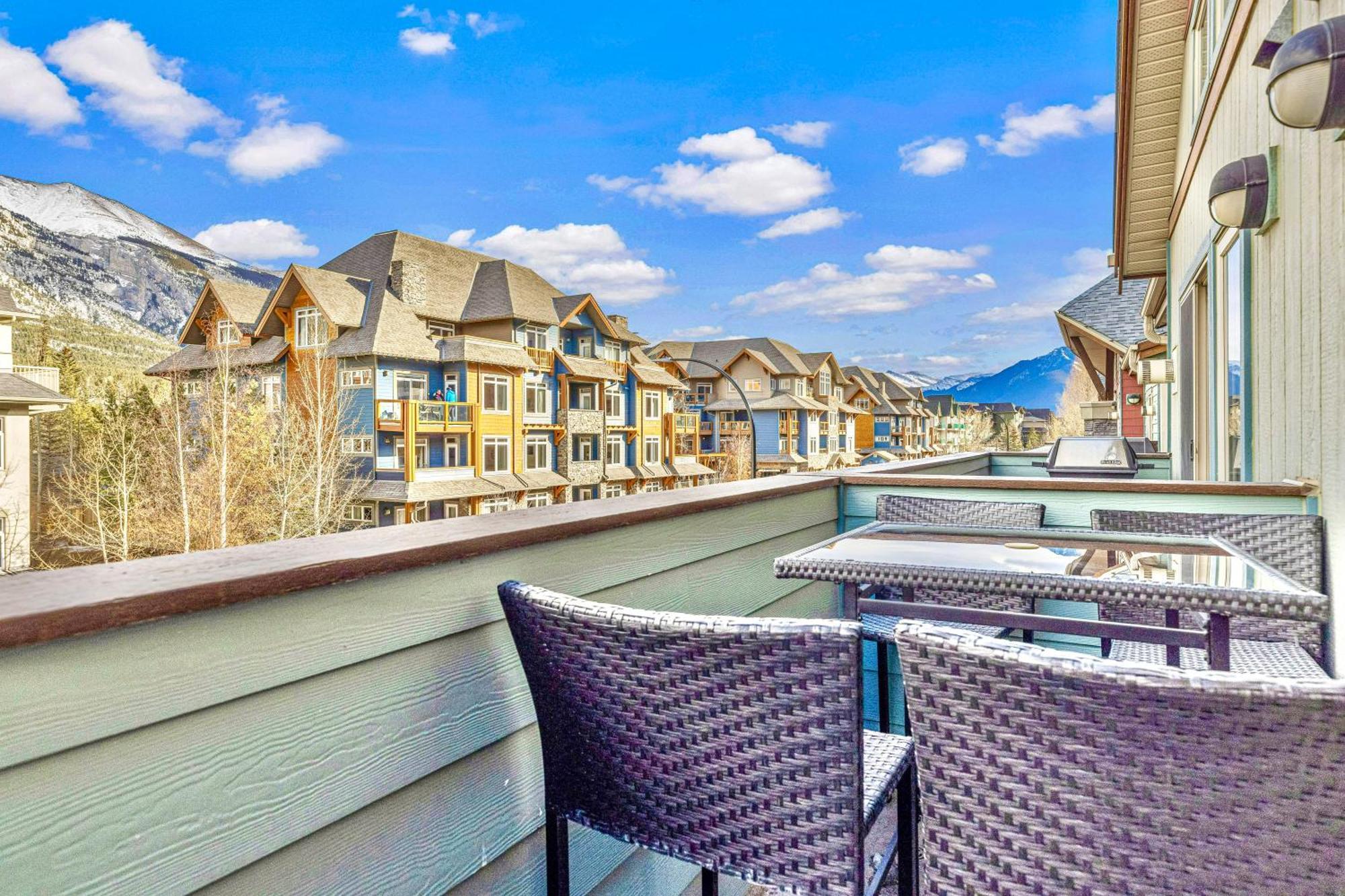 Canmore Mountain View Loft Apartment Heated Outdoor Pool ภายนอก รูปภาพ