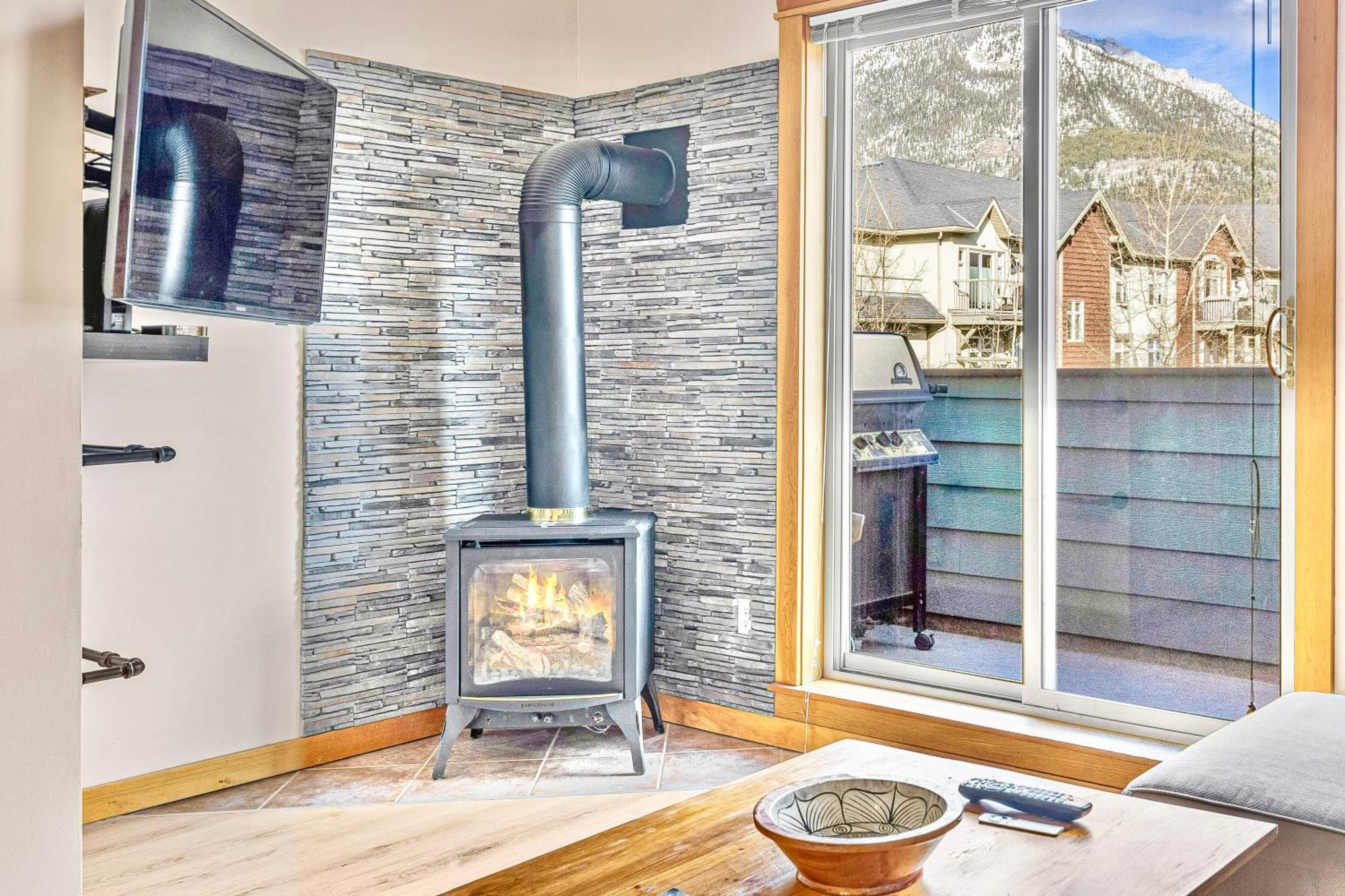 Canmore Mountain View Loft Apartment Heated Outdoor Pool ภายนอก รูปภาพ