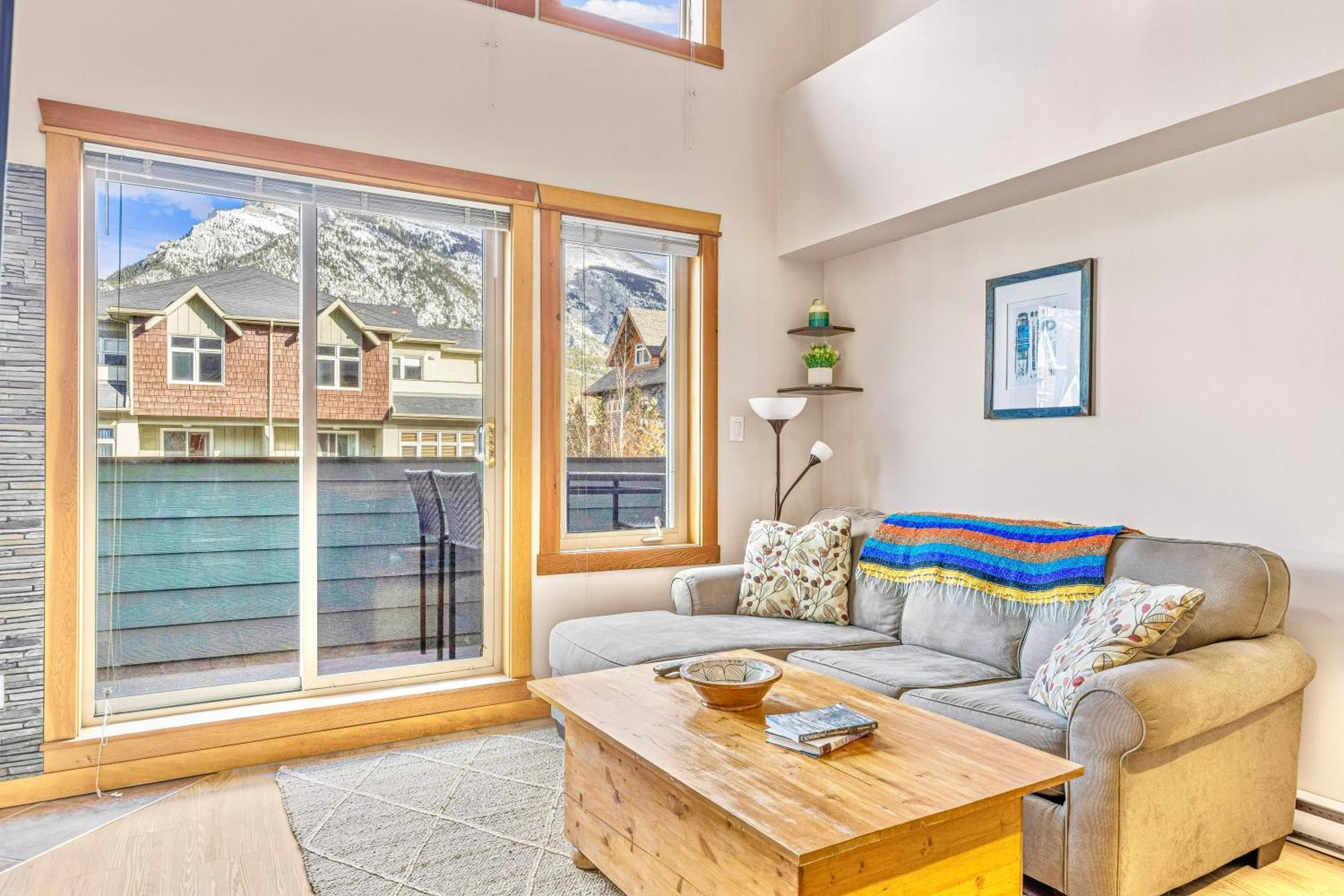 Canmore Mountain View Loft Apartment Heated Outdoor Pool ภายนอก รูปภาพ