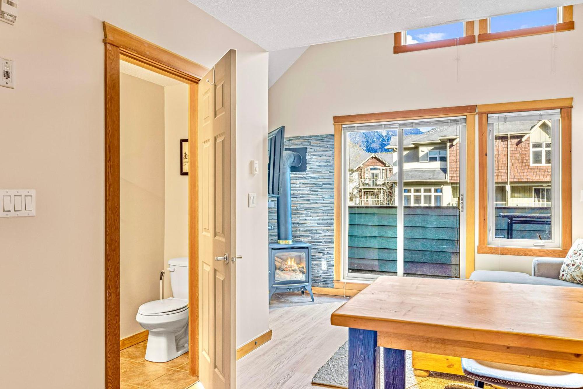Canmore Mountain View Loft Apartment Heated Outdoor Pool ภายนอก รูปภาพ