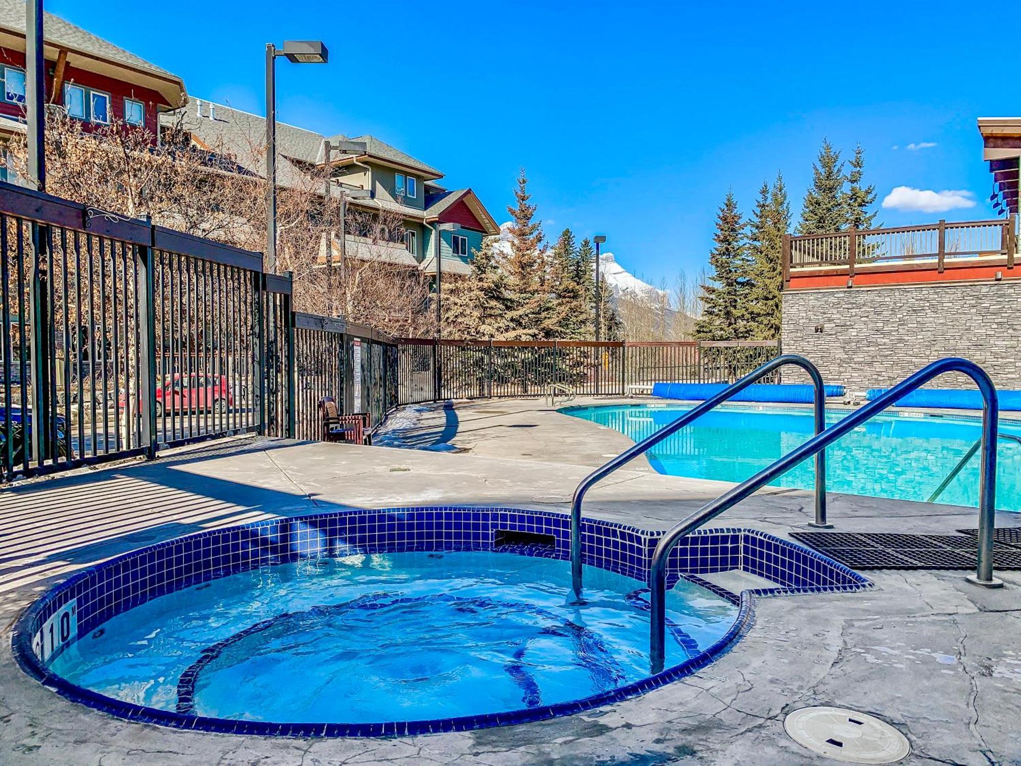 Canmore Mountain View Loft Apartment Heated Outdoor Pool ภายนอก รูปภาพ