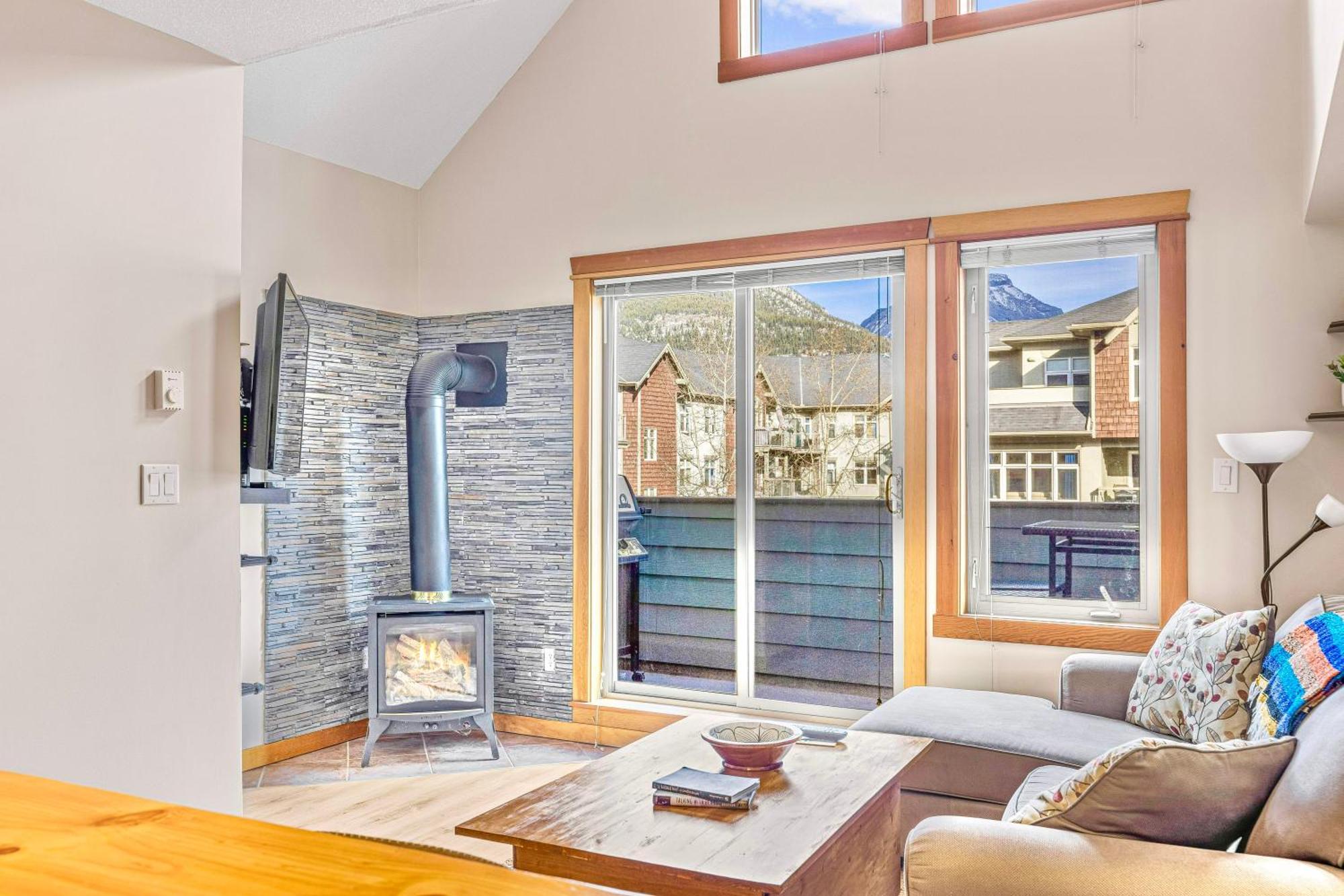 Canmore Mountain View Loft Apartment Heated Outdoor Pool ภายนอก รูปภาพ