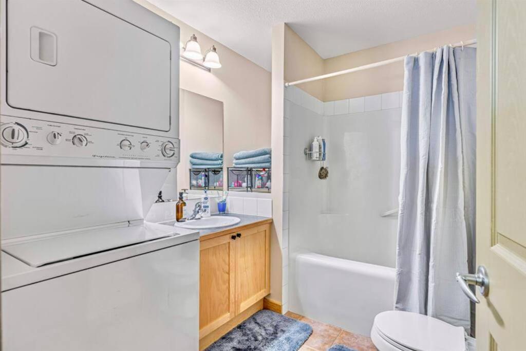 Canmore Mountain View Loft Apartment Heated Outdoor Pool ภายนอก รูปภาพ