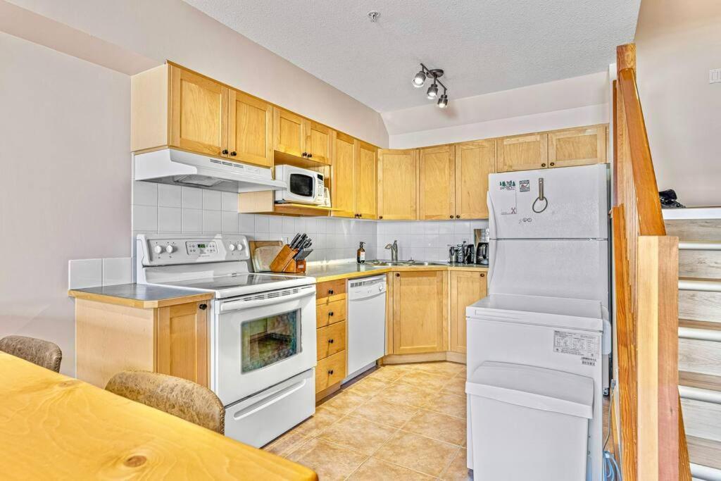 Canmore Mountain View Loft Apartment Heated Outdoor Pool ภายนอก รูปภาพ