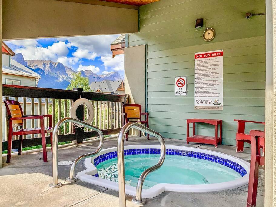 Canmore Mountain View Loft Apartment Heated Outdoor Pool ภายนอก รูปภาพ