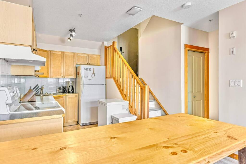 Canmore Mountain View Loft Apartment Heated Outdoor Pool ภายนอก รูปภาพ